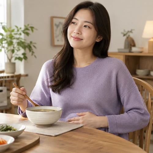 식탁 앞에서 식사하는 성인 장면을 표현한 AI 생성 예시 · 식사와 소화 불편의 순서 안내